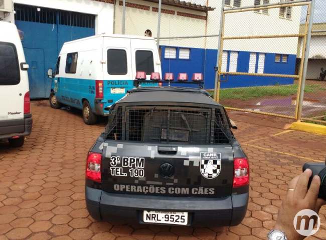 Motim em presídio de segurança máxima tem 2 reféns e morto 